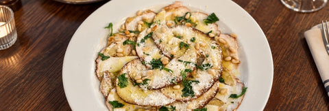 Carpaccio på Karl Johan med rostade pinjenötter och parmesan