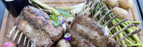 Grillade lammracks med mynta- och pistagepesto
