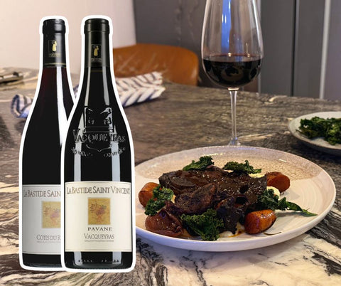 Rödvinsbräserade short ribs med selleripuré och grönkålschips